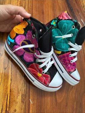 SIZE 13US Kids High-Top Floral Embroidered  Sneakers Multicolor